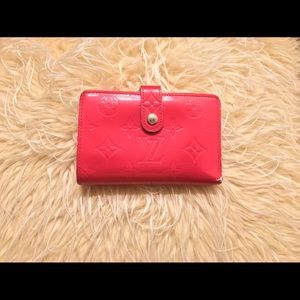 100% Authentic LOUIS VUITTON wallet. I bought it.